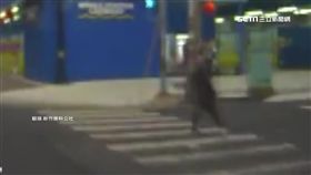 失業心情差! 男竟持飲料罐砸向行進中轎車