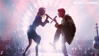 天團主唱單飛周年　舊團員與天后力挺