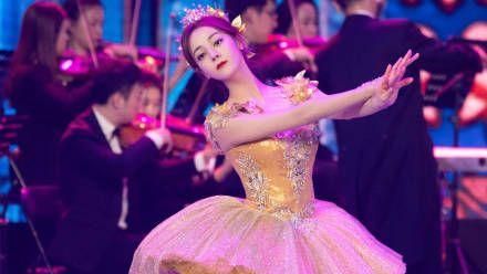 驚悚！女神跳舞踩空　滑壘慘摔出舞台