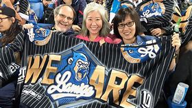 40年前首駐台  退休後他每年都會來台灣（2）美國前外交官馬天意退休後，每年都會來台灣住幾個月，且持續學習中文。圖為他去年10月在桃園國際棒球場看球賽。（馬天意提供）中央社記者侯姿瑩傳真  108年4月14日