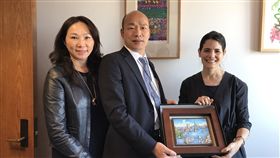 韓國瑜偕李佳芬與洛杉磯第一副市長何契珍（Nina Hachigian）會面，高雄市府