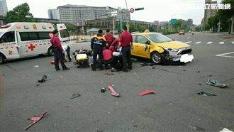 京華城前嚴重車禍　女騎士遭撞噴飛亡