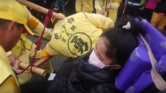 母跪地懇求！白沙屯媽為癱瘓少女祈福