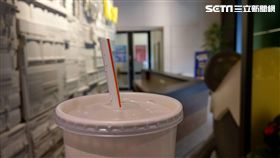 換杯蓋取代塑膠吸管真的「環保」？知情人士曝減塑真相