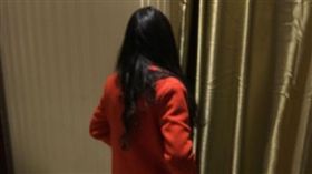 一起去摩鐵！紅衣妹包緊緊「堅持不脫」他急壞(圖/翻攝自百度貼吧)