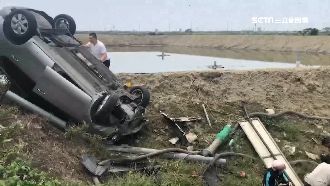拖鞋卡踏板難剎車　轎車撞機車摔深溝