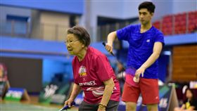 ▲吳蔡秀珍（左）與曾孫陳子睿搭檔出征。（圖／中華全民羽球發展協會提供）