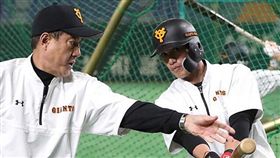 原辰德監督指導陽岱鋼。（圖／翻攝自讀賣巨人台灣粉絲團）