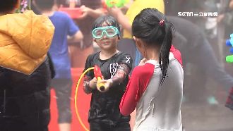 新北市潑水節登場　水桶、水槍全出動