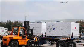 福衛七號運抵華儲公司倉庫（2）福爾摩沙衛星七號14日運抵桃園機場旁的華儲公司倉庫，工作人員仔細搬運，不敢大意。中央社記者謝佳璋攝　108年4月14日