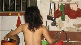 這樣好嗎…？一名男網友因肚子餓，老婆就二話不說替他煮宵夜，沒想到他老婆竟「全裸煮麵」，讓他大讚：「老婆辛苦了！」照片曝光後，掀起網友熱議，紛紛直喊：「我是你老婆我就立刻宰了你！」（圖／翻攝自爆廢公社）