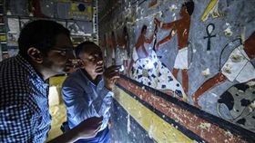 考古重大發現！埃及第五王朝古墓出土　有色彩鮮艷壁畫
（圖／翻攝自twitter）