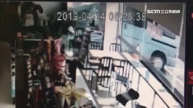 「失足」撞超商　6旬駕駛：哇咖麻啦