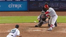 ▲陳偉殷投出並不差的球卻被撈成全壘打。（圖／取自美國職棒官網畫面）