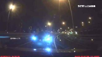 逆向車單線道狂飆　駕駛嚇歪狂按喇叭