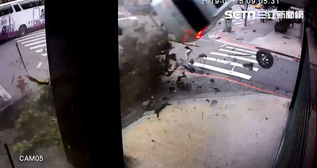 驚悚畫面！休旅車突「騰空飛起」翻滾