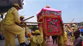 白沙屯媽,鑽轎底,快閃,彰化　（圖／翻攝自白沙屯媽祖網路電視台YouTube）