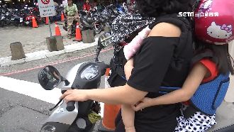 嬤直背孫騎車出車禍　男嬰噴飛腦出血