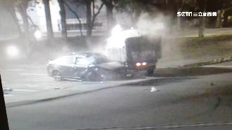 酒駕撞對向貨車　駕駛只顧女友受傷嘸