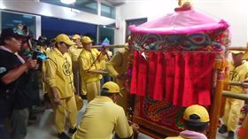 想進辦公室！白沙屯媽祖鑾駕神推力　腳夫差點挺不住