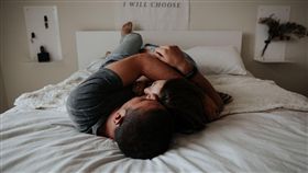 睡覺,睡眠,情侶,戀愛,伴侶。（圖／翻攝自unsplash）