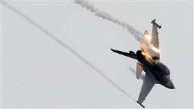 漢光演習國軍F16戰機實施空中掩護施放熱焰彈。（記者邱榮吉/攝影）