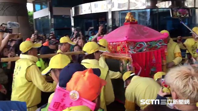 白沙屯媽繞遠路奔醫院　暖替患者祈福