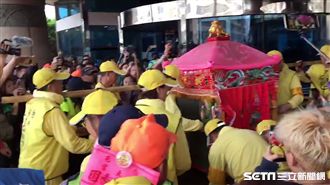 白沙屯媽繞遠路奔醫院　暖替患者祈福