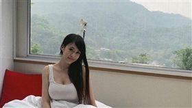 六星級露營車度假賞螢　超胸女主播興奮激推