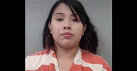 嫩妻毆打老公（圖／翻攝自推特）