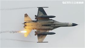 漢光演習國軍IDF戰機實施空中掩護施放熱焰彈。（記者邱榮吉攝影）