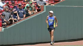 ▲波士頓馬拉松賽事總監戴夫麥吉利夫雷（Dave McGillivray）跑過芬威公園。（資料照／美聯社／達志影像）