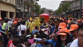 白沙屯媽祖回鑾　信眾跪地鑽轎底苗栗通霄白沙屯媽祖鑾轎13日下午1時30分從雲林西螺福興宮起駕回鑾，從廟埕經廟前延平街到建興路，延伸近800公尺的信眾趴跪在地，等待媽祖鑾轎經過「鑽轎底」，祈求媽祖護佑保平安。中央社記者葉子綱攝  108年4月13日