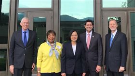 台灣關係法40週年 AIT辦慶祝酒會美國在台協會15日在內湖新館舉辦酒會慶祝台灣關係法40週年，總統蔡英文（中）、AIT處長酈英傑（右）、美國前眾議院議長萊恩（右2）等人會前合影。（AIT提供）中央社記者侯姿瑩傳真 108年4月15日