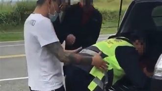 他「老漢推車」猥褻員警！網友都怒了