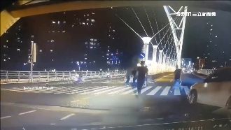 惡煞疑尋仇當街暴打！民眾嚇壞急掉頭