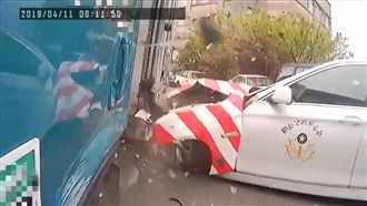 「紅斑馬」疑視線死角　與物流車擦撞