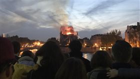 ★火光蠶食聖母院  巴黎人無語凝視痛在心巴黎聖母院起火時，周圍人行道、橋上、河堤邊站滿許多人，神情肅穆、不發一語地看著火光與濃煙侵略這座存在超過850年的歷史建築。中央社記者曾依璇巴黎攝  108年4月15日