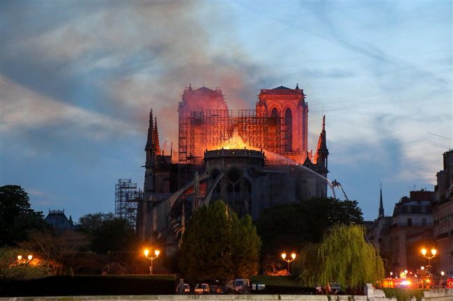 挺進聖母院救火！馬克宏授消防員獎章
