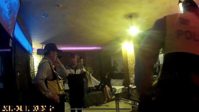 4男女開包廂擠廁所！警破門聞見X味