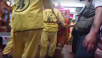 他家中看回鑾直播!白沙屯媽突然上門