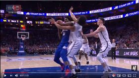 ▲76人恩比德（Joel Embiid）禁區架拐子，籃網中鋒艾倫（Jarrett Allen）中招。（圖／翻攝自House of Highlights）