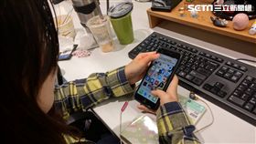 滑手機
（圖／資料照）