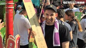 酷的夢體驗扛轎，抽中最大獎88元發財金。（圖／橘子集團提供）