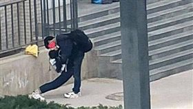 歪腰,校園,親吻,情侶,對折
翻攝爆廢公社