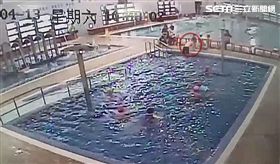 泳池,變態,掀裙,新北,翻攝畫面