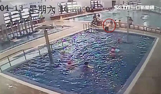 運動中心有變態　他竟掀4歲童裙偷窺
