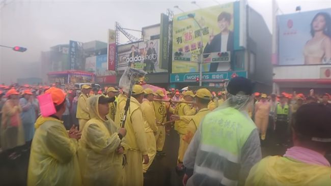 信眾擠滿路口　白沙屯媽親民轉圈賜福