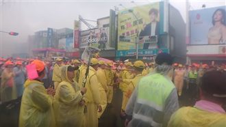 信眾擠滿路口 白沙屯媽親民轉圈賜福