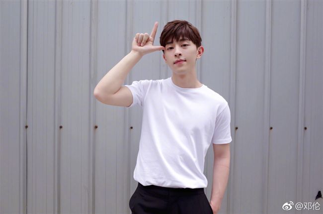 鄧倫2022年起也因逃稅問題遭全平台封禁。（圖／翻攝自微博）